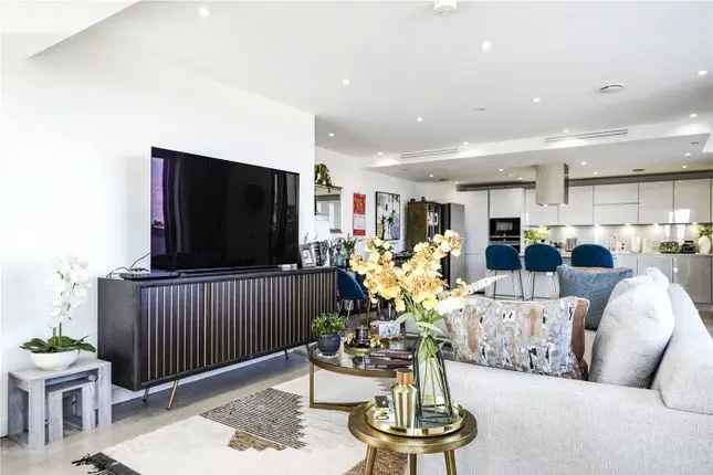 Flat for sale in Goodwin Street, London N4