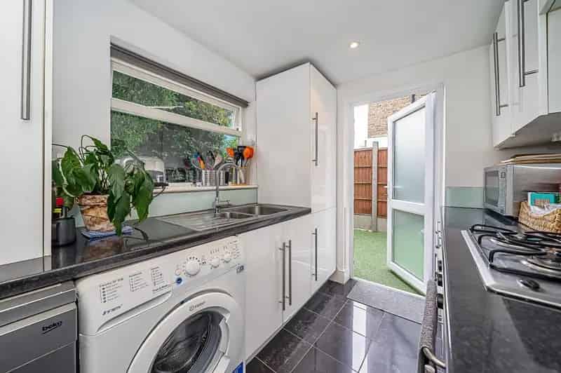 1 Bedroom Garden Flat for Sale - Victorian Conversion