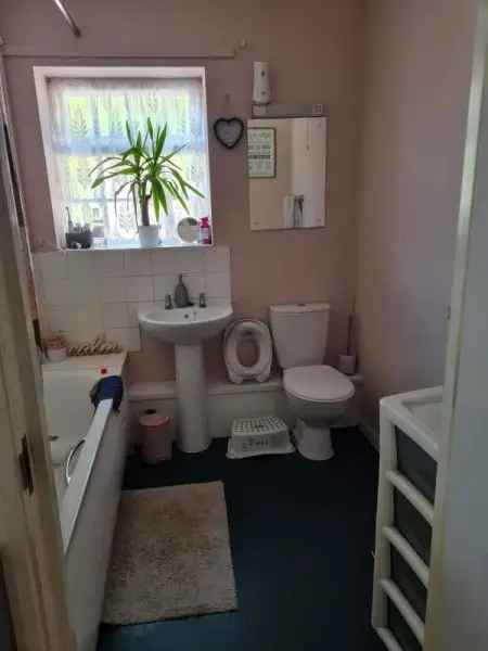 Flat For Rent in Worthing, England