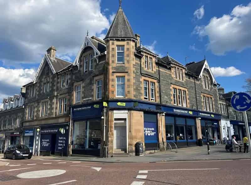Retail Premises For Sale or Rent in Tourist Town Centre