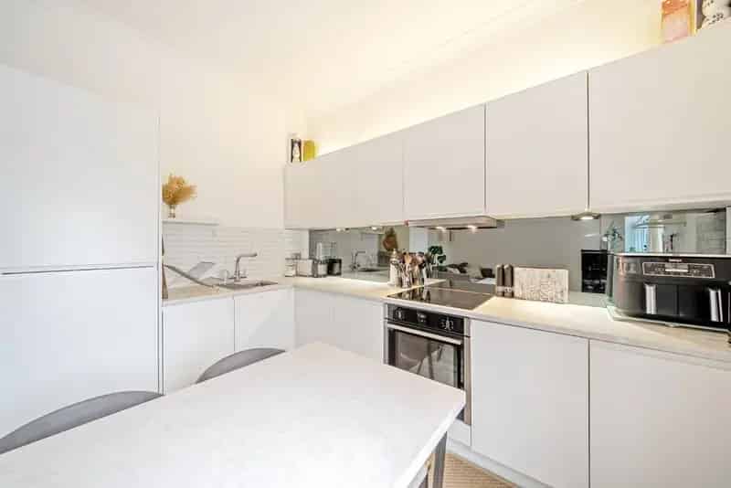 Immaculately Presented Flat with Private Garage - No Onward Chain