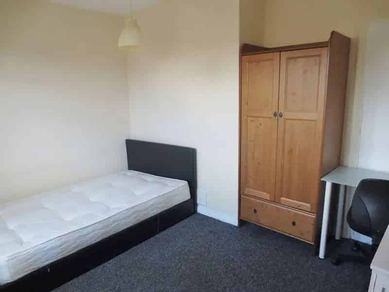 6 Bedroom Semi Detached House Near University