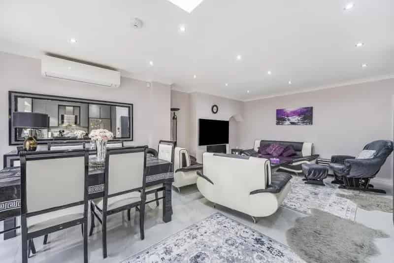 Four Bedroom House Near Elizabeth Line - South Facing Garden