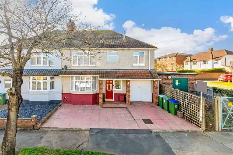 5 bedroom semi-detached house for sale