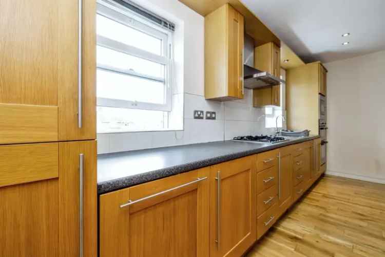 Modern 3-Storey Townhouse in Lincoln with 3 Bedrooms and Garage