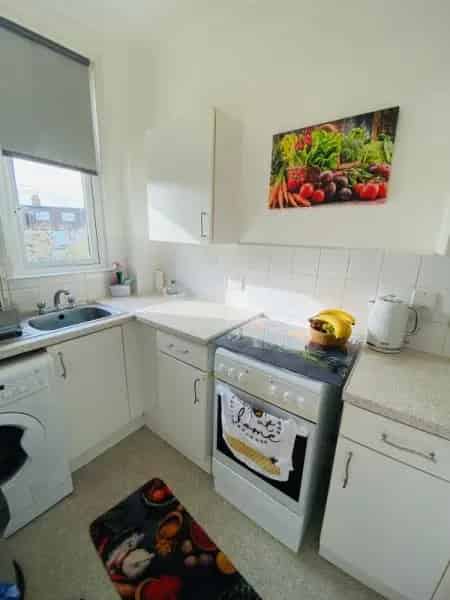 Large 1 Bedroom Flat High Ceilings Garden Amenities