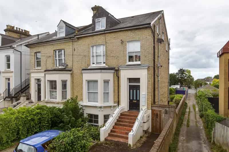 2 Bedroom Maisonette for Sale Near Wallington High Street