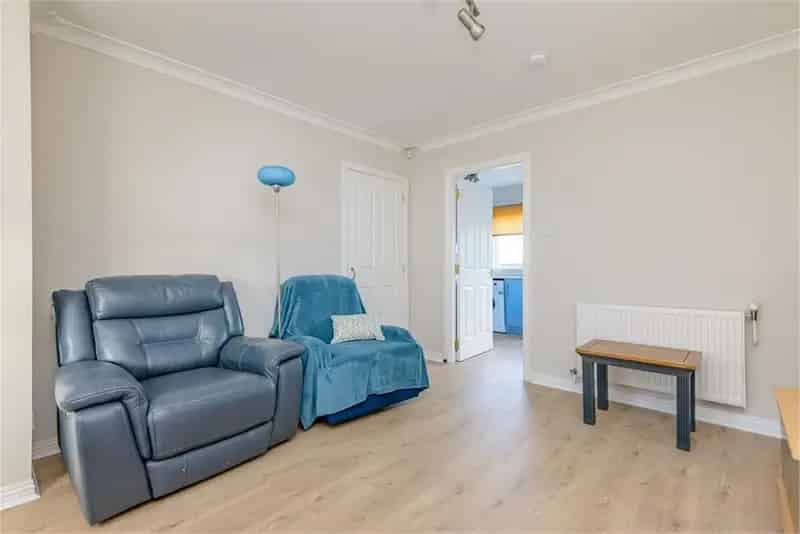 2 Bed Semi Detached House with Gardens Parking