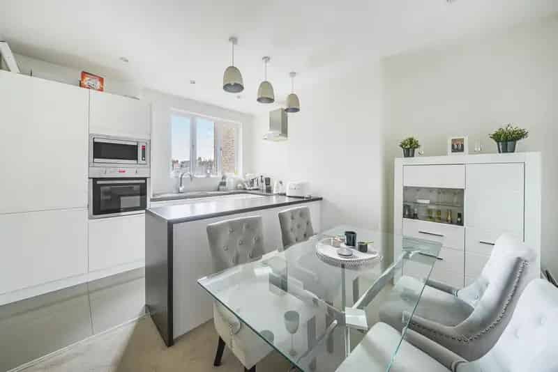 First Floor Apartment with Roof Terrace near Chiswick High Road