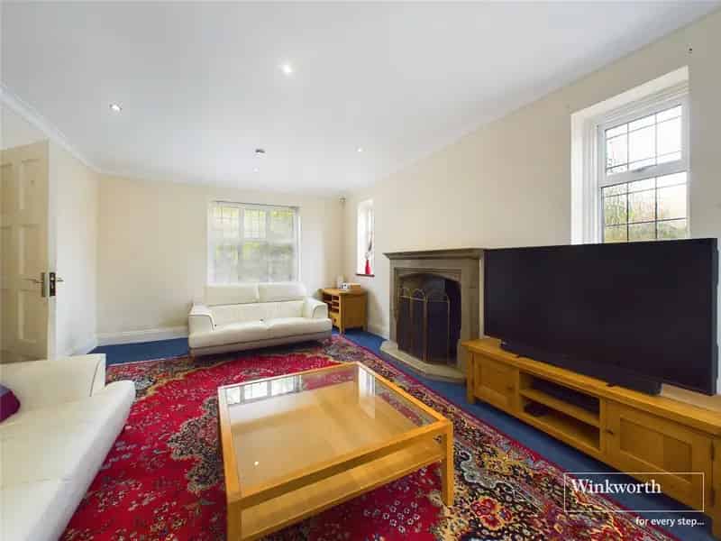 3 Bedroom House in Kingsbury - Spacious Family Home