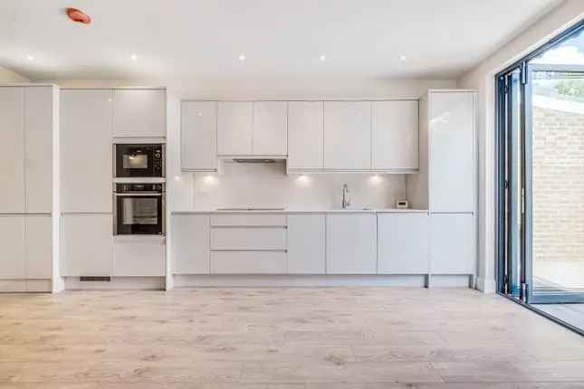 3 Bed Townhouse Near Kensington High Street