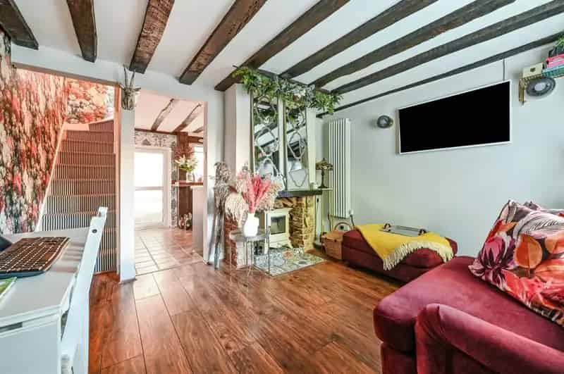 Charming Romsey Town Centre Cottage - Ideal Investment