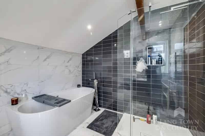 5 Bed Family Home For Sale Modern Kitchen Landscaped Garden