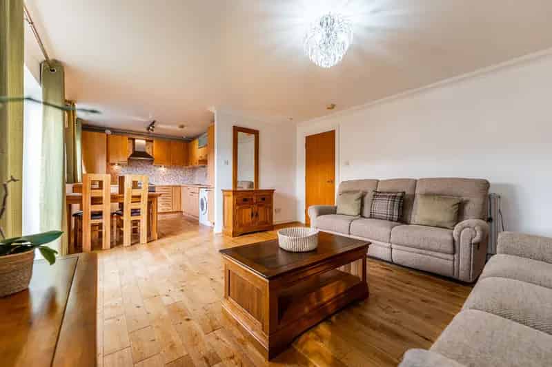 Two Bedroom Flat Near Glasgow West End