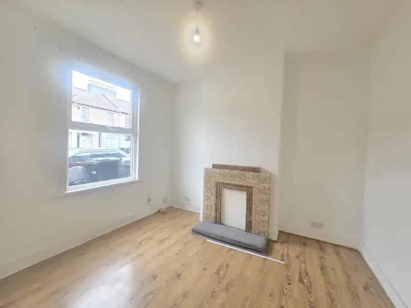 3 Bedroom Family Home with Garden Zero Deposit Available