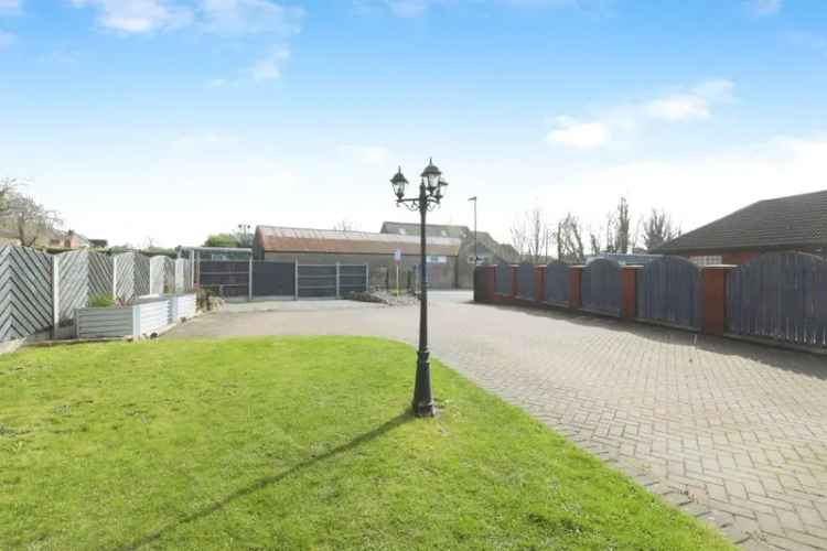 Four Bedroom Semi Detached House With Garden and Driveway