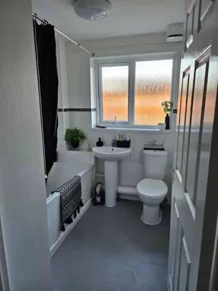 2 Bed House Driveway Garden Ample Storage Overcrowded Seeking Larger Property