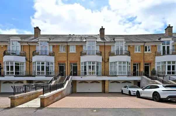 Elegant Townhouse near Windsor Great Park