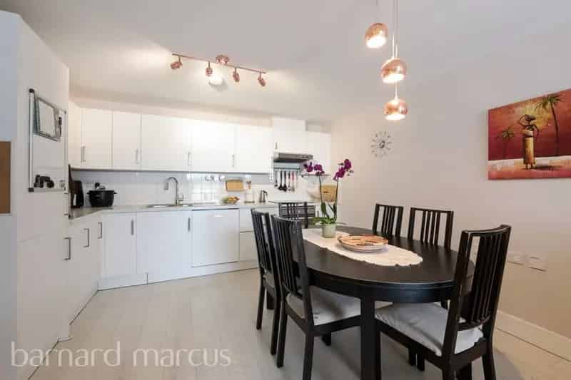 Epsom Train Station Modern Apartment Two Double Bedrooms Allocated Parking