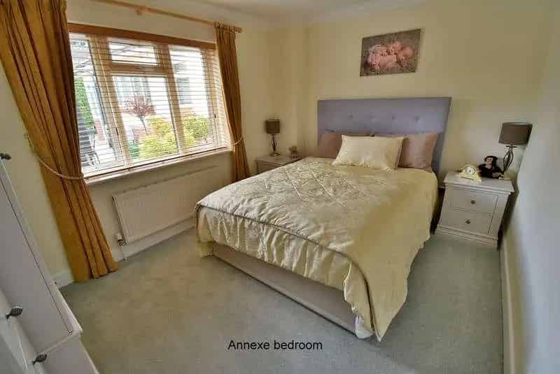 4 Bed Detached House with Annexe - 3700 sq ft