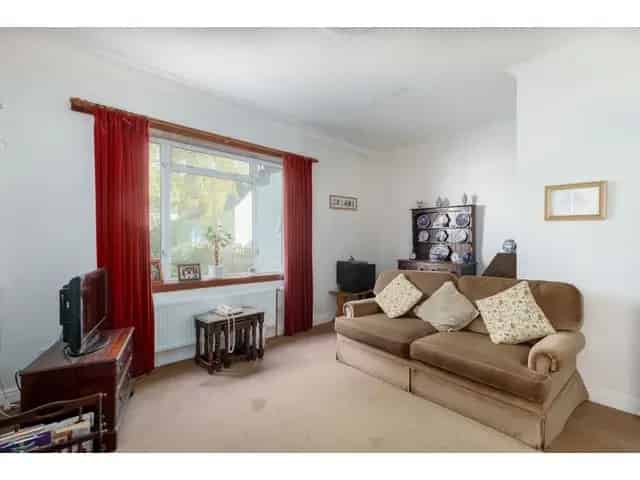 2 Bedroom Flat for Sale Juniper Green Private Parking Garden