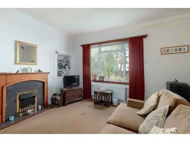 2 Bedroom Flat for Sale Juniper Green Private Parking Garden