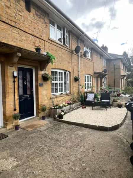 2 Bed House Large Garden Near School