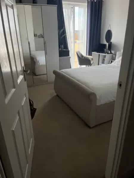 2 Bedroom 2nd Floor Flat with Balcony, Utility Room & Lift Access