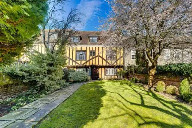 5 Bedroom Tudor House for Sale in London
