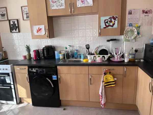 2 Bed Flat 3rd Floor Near Schools and Shops