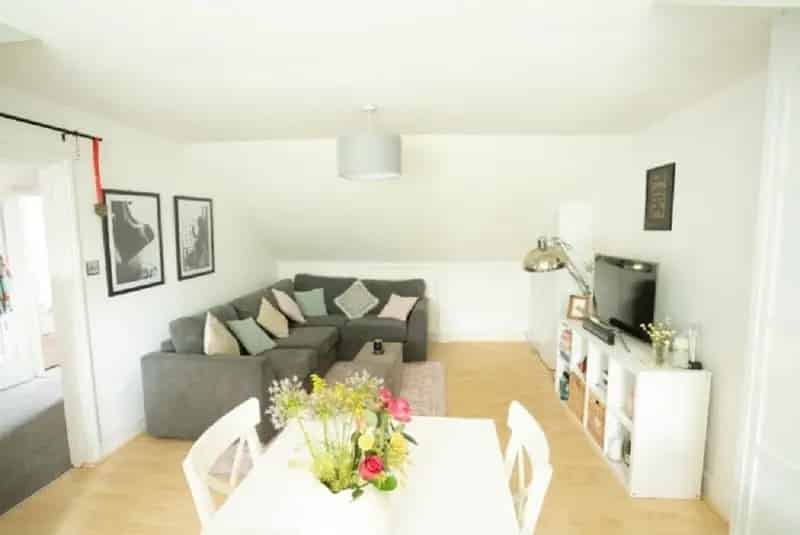 Spacious Two-Bedroom Top-Floor Flat with Parking - Chain Free