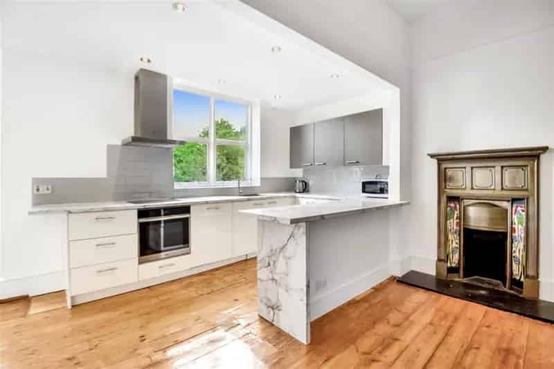 4 Bedroom Flat For Sale 1179 SQ FT Chain Free