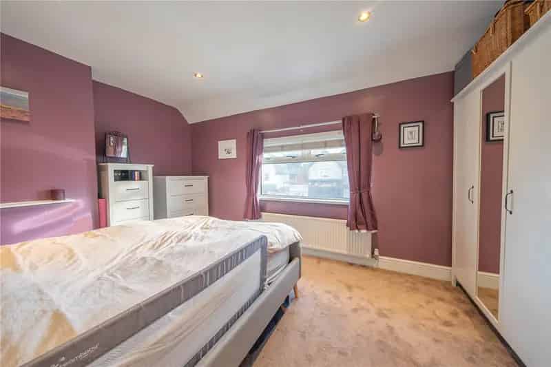 Spacious 3-Bed Mid Terrace House with Modern Features and Garden