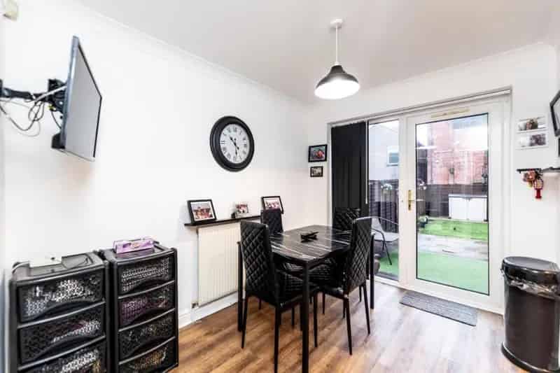 2 Bed End Townhouse For Sale Freehold Parking Garden