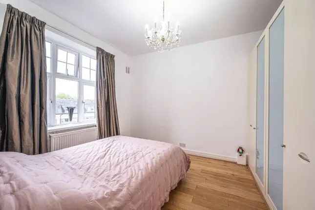 Flat to rent in Belsize Grove, Belsize Park, London NW3