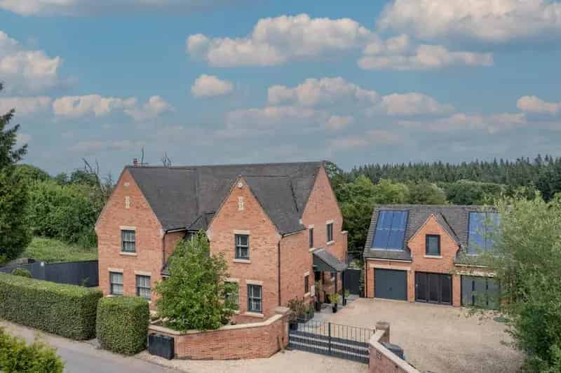 6 Bedroom Detached House for Sale