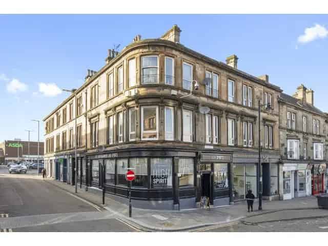 2 Bedroom Top Floor Apartment Near Grahamston Train Station