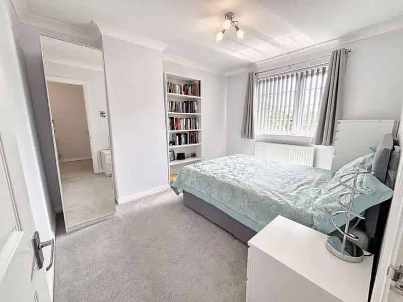 2 Bed Maisonette for Sale Garage Communal Garden