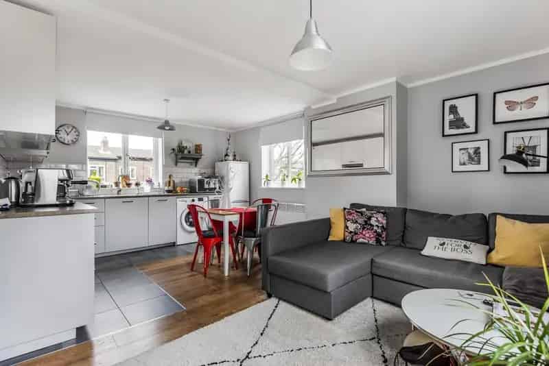 Stylish 1-Bed Flat with Balcony and Parking - Chain Free