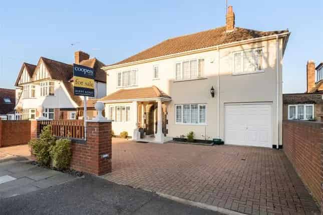 Six Bedroom Detached House for Sale in Ruislip