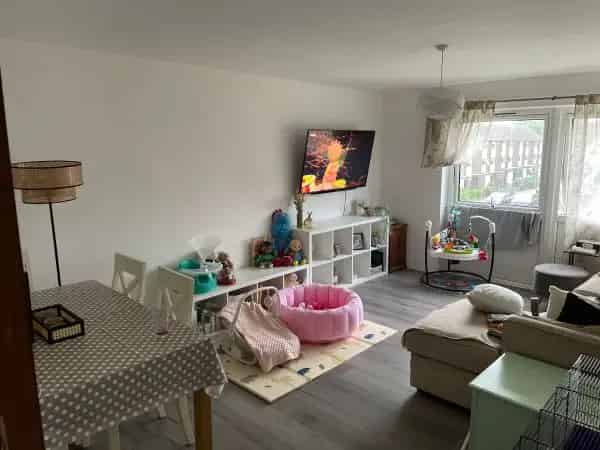 Large 2-Bed Flat Near Train Station Off Street Parking