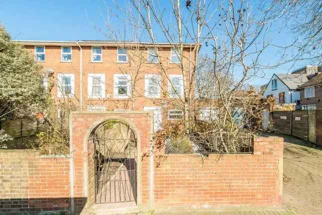 Six Bedroom House Near Abbeville Village Clapham Common