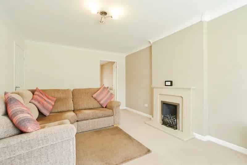 2 Bed House Yeadon Ready to Move Into Garage Parking