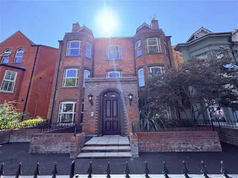 Luxury 2-Bedroom Apartment Near Queen's University Belfast