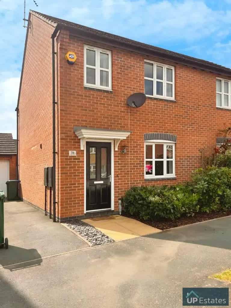 3 Bedroom Semi Detached House To Rent