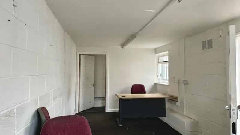Luton Yard: 4863 sqft Commercial Space for Lease