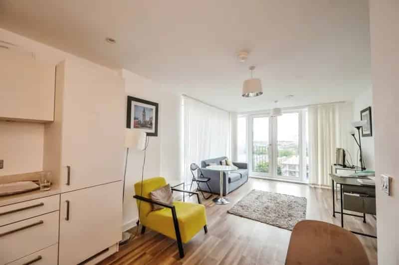 City Centre 2-Bed Apartment with Parking and Balcony