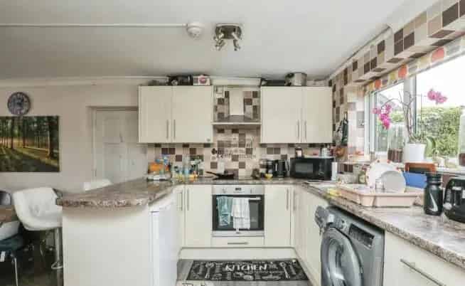 3 Bed End Terrace House with Ample Parking and Garden