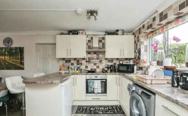 3 Bed End Terrace House with Ample Parking and Garden