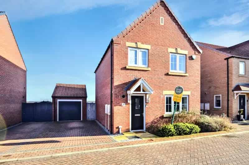 Three Bedroom Detached House in WF1 - Family Home with Garden and En Suite